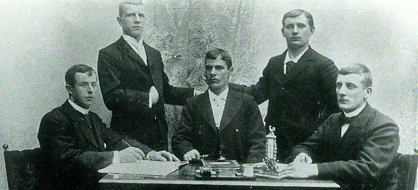 Skorstenfejeriarbetareförbundets första styrelse. I mitten förbundsordförande J. O. Wästerlund.